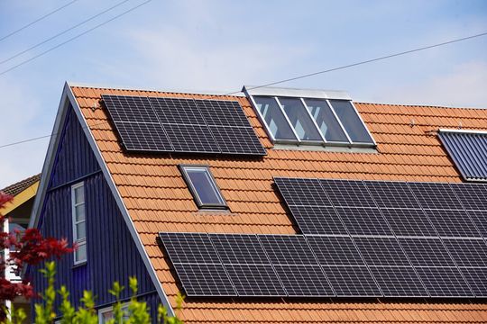 Instalación de paneles solares en el tejado